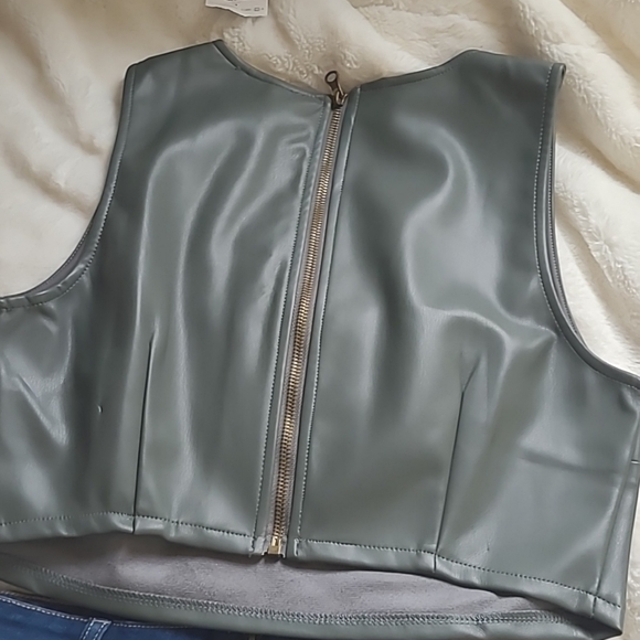 Kirious faux leather green crop top size L juniors - Picture 3 of 3
